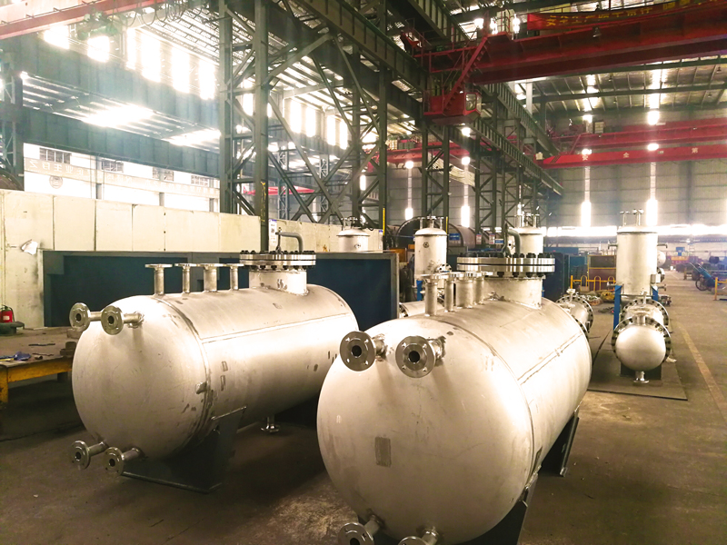 Большой резервуар из нержавеющей стали